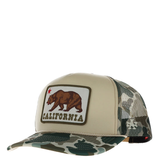 Cappello a 5 pannelli in schiuma e rete; stampa camouflage su visiera, cordino in nylon, chiusura snapback. Stile trucker urban e traspirante. Vista frontale 