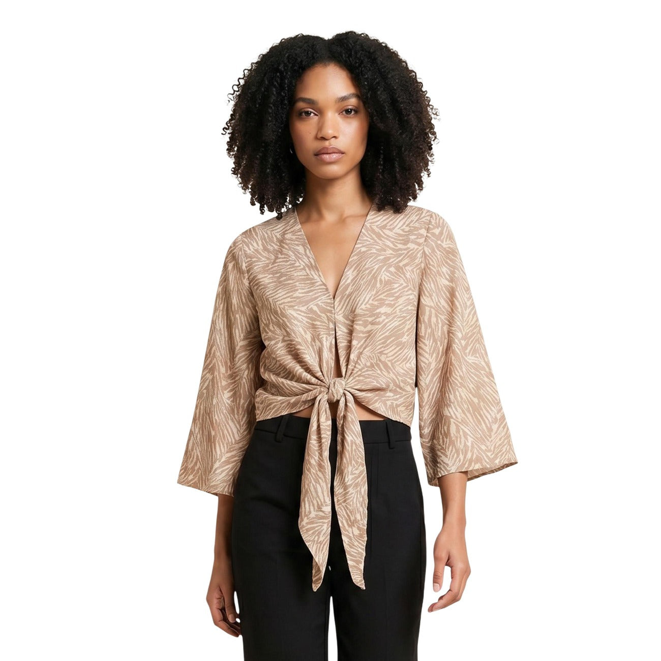 Top Kimono Beige Ayfee; Misto Seta. Taglio cropped, scollatura a V, chiusura con nodo. Fantasia grafica, leggero e morbido. L'eleganza estiva in un design contemporaneo. Vista frontale 