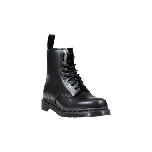 Anfibi Dr Martens 1460 Mono neri unisex. Stivaletti classici 8 fori in pelle liscia rigida Smooth con lavorazione Goodyear, suola ammortizzata nera, fettuccia posteriore e dettagli tono su tono.