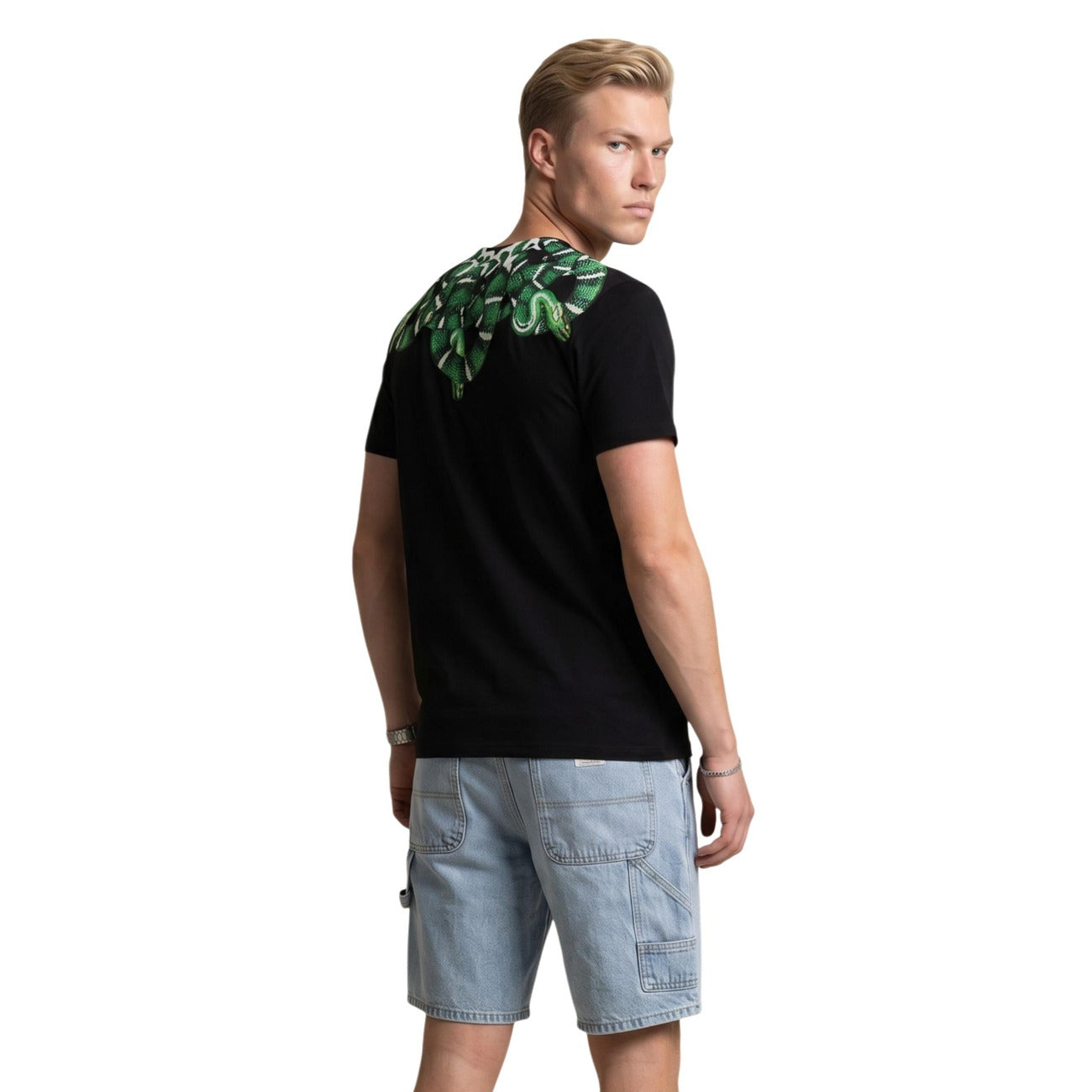 T-shirt County Of Milan; Nero. 100% Cotone premium. Stampa serpente su girocollo e spalle, maniche corte, fit regolare. Capo iconico streetwear, collezione Primavera/Estate 2026. Posteriore 