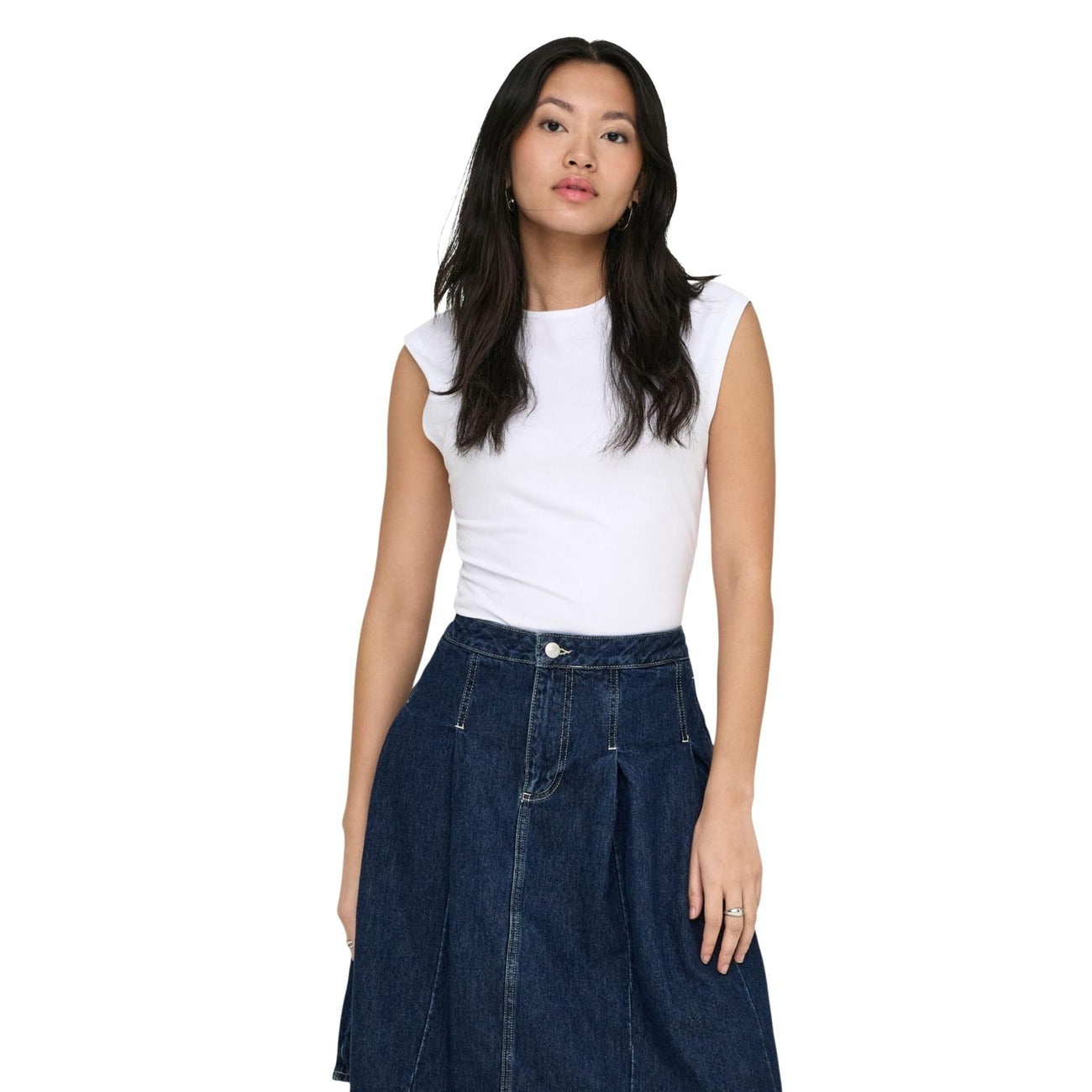 T-shirt Only Onlmira; 95% cotone, 5% elastam, jersey elasticizzato. Girocollo, spalline strutturate, stile minimal-contemporaneo. Top versatile, morbido e resistente per ogni stagione. Colore bianco 