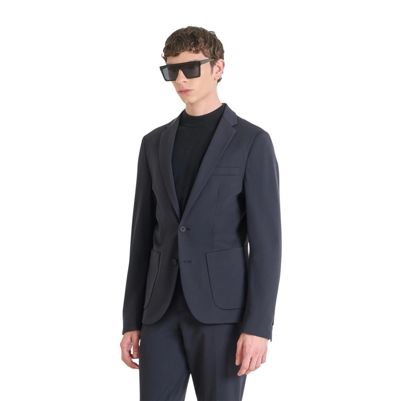 Giacca tecnica Rad slim fit antipiega; tessuto bi-stretch per massima libertà di movimento, chiusura a due bottoni e vestibilità sagomata moderna, perfetta per il business casual. Vista frontale 