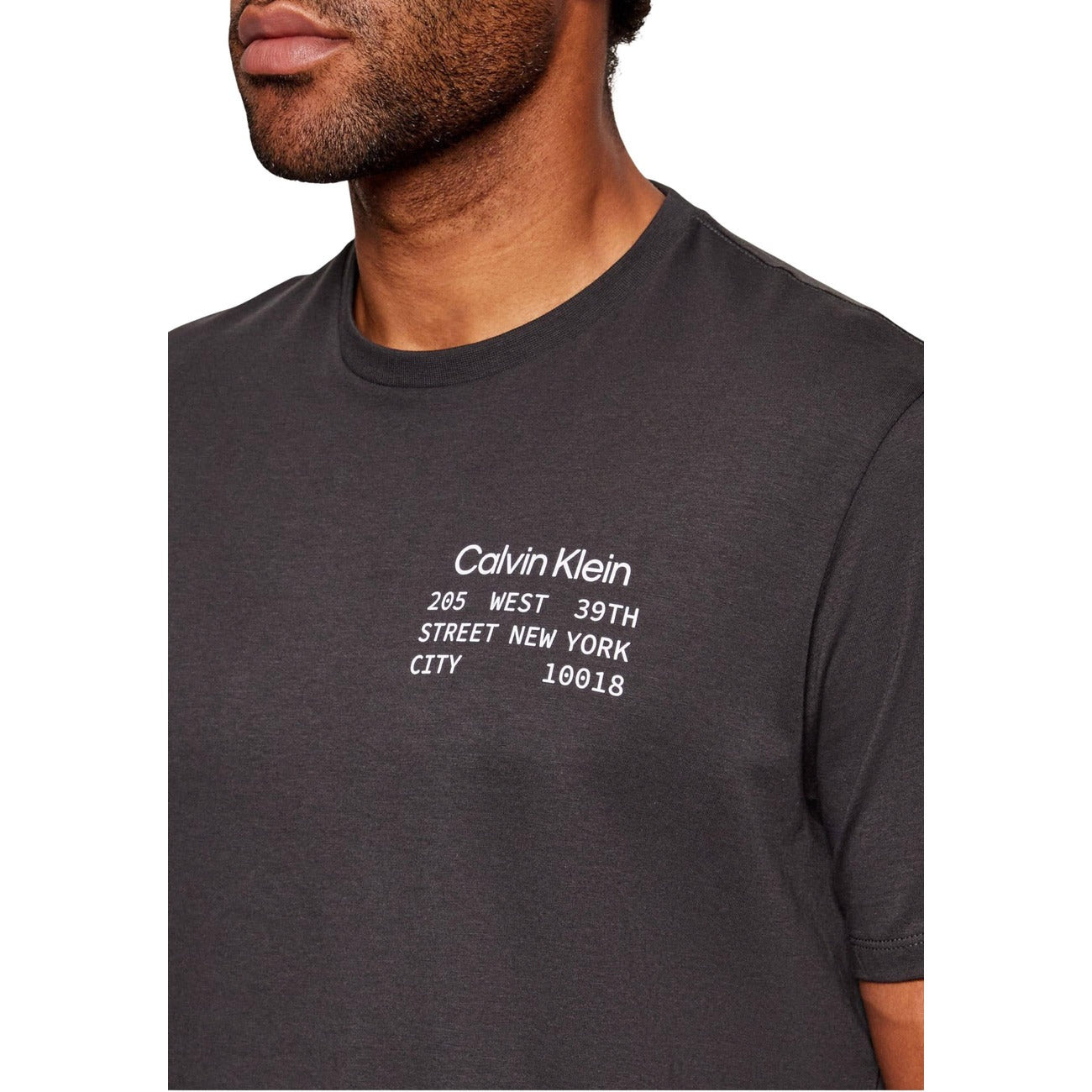 T-shirt CK Jeans Address Logo; 100% Cotone. Nero/grigio con stampa grafica bianca, maniche corte, regular fit. Comfort traspirante, stile essenziale per tutte le stagioni.