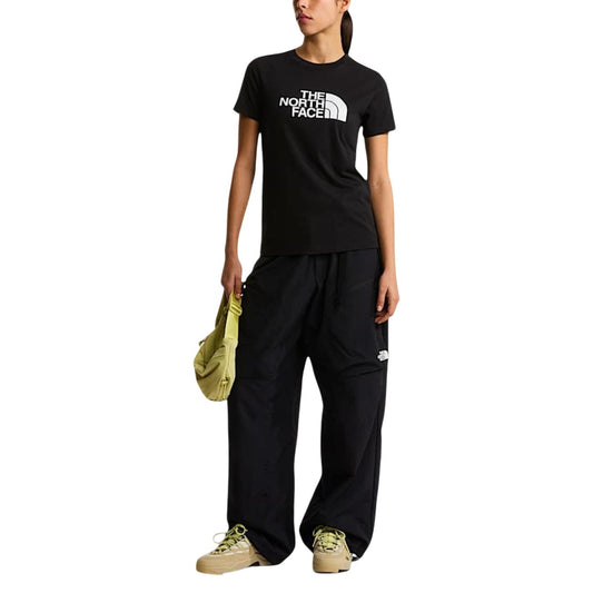T-shirt The North Face donna nera con logo manica corta scollo tondo 100% cotone - vista frontale indossata da modello figura intera