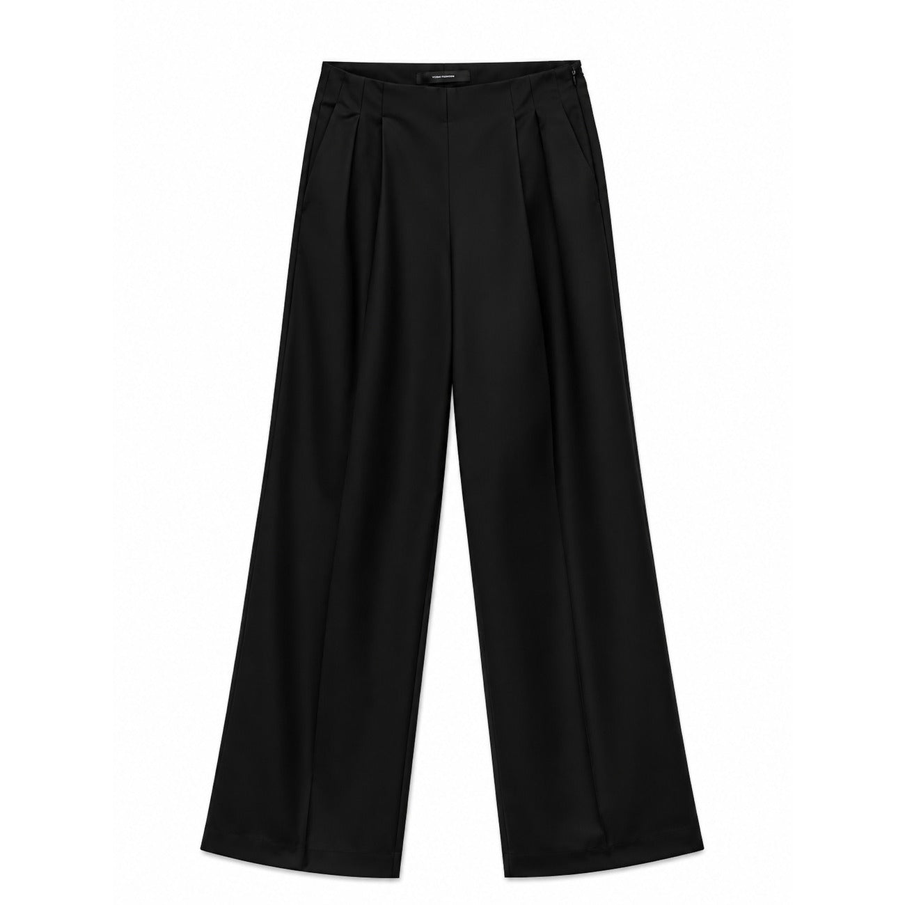 Pantaloni Donna Neri Vero Moda Wide Leg; Taglio a gamba larga in poliestere e viscosa fluida. Vita alta con pieghe frontali, chiusura con zip e tasche anteriori, stile casual-elegante continuativo. Frontale stesa 