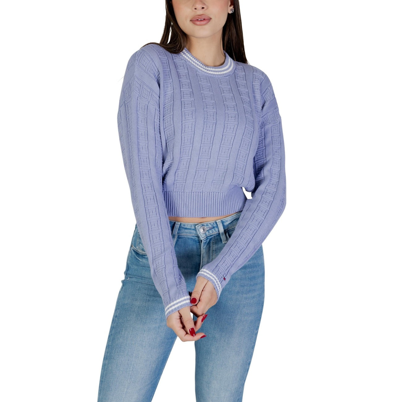 Pullover cotone Tommy Jeans; motivo bandierine all-over, relaxed fit, spalle scese. 100% cotone, bordi a coste con righe a contrasto, stile iconico