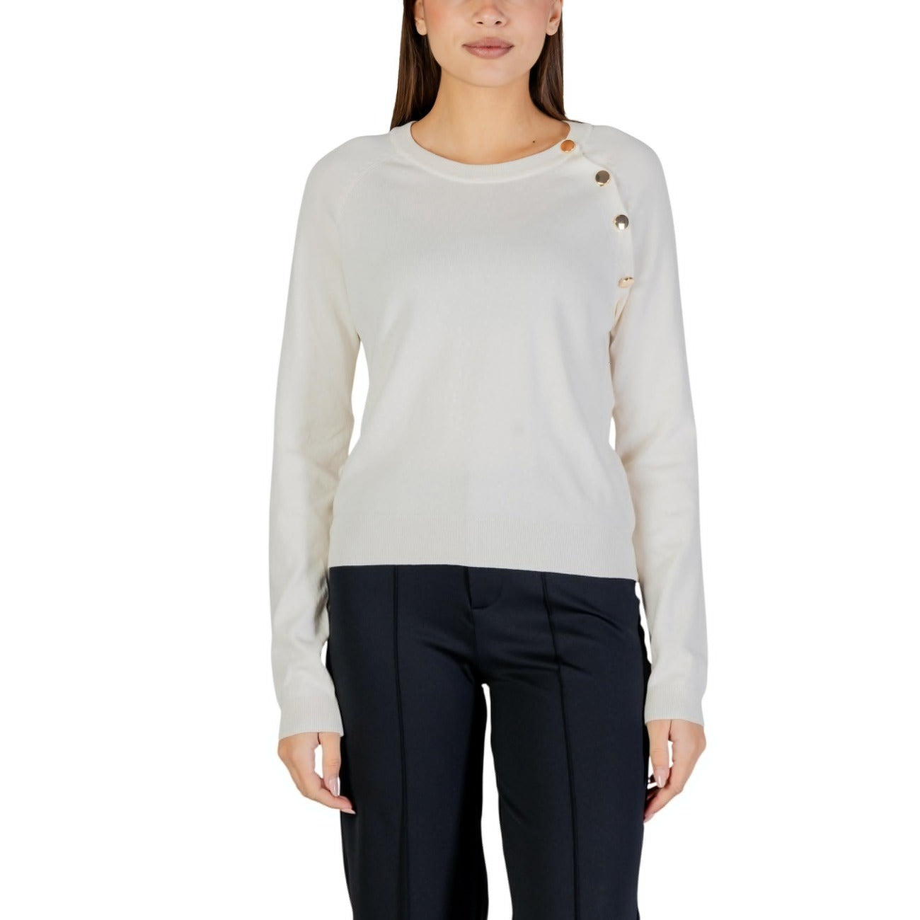 Morgan De Toi Maglia bianca MISTRA; maglia leggera in viscosa e poliammide con bottoni dorati/metallici. Vestibilità confortevole e stile chic francese per ogni stagione. Vista frontale Con dettaglio bottoni 