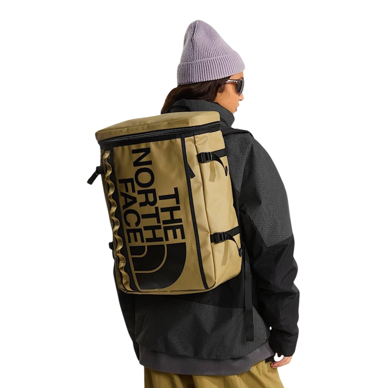 Zaino The North Face Base Camp Fuse Box; Colore Beige; Materiale tecnico ultra-resistente. Scomparto laptop 15", cinghie di compressione, tasca esterna frontale. Misure 33x46x15 cm. Ideale per ufficio, università e viaggi. Indossato da modello 