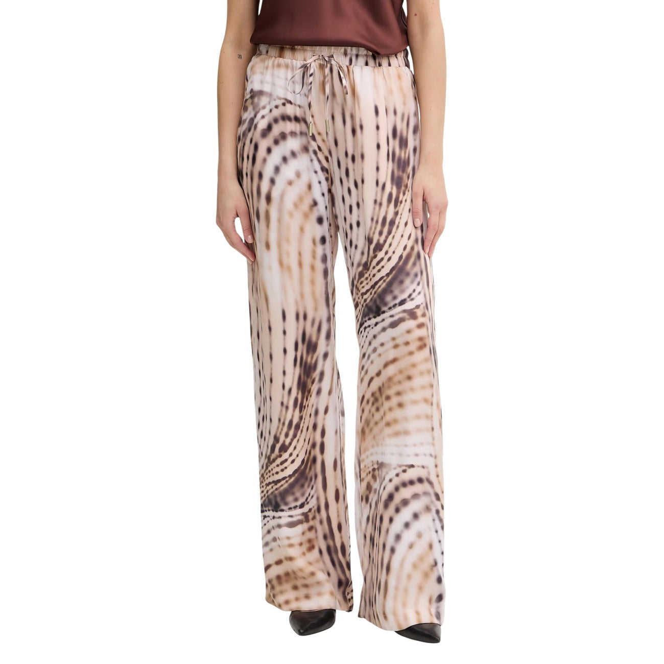 Pantaloni palazzo Guess donna rosa modello W6GB07 W1781. Pantaloni ampi stile jogger fluido in tessuto leggero rosa con motivo geometrico a onde, vita elastica con lacci e tasche a filo, pantalone casual chic a gamba larga per la mezza stagione.