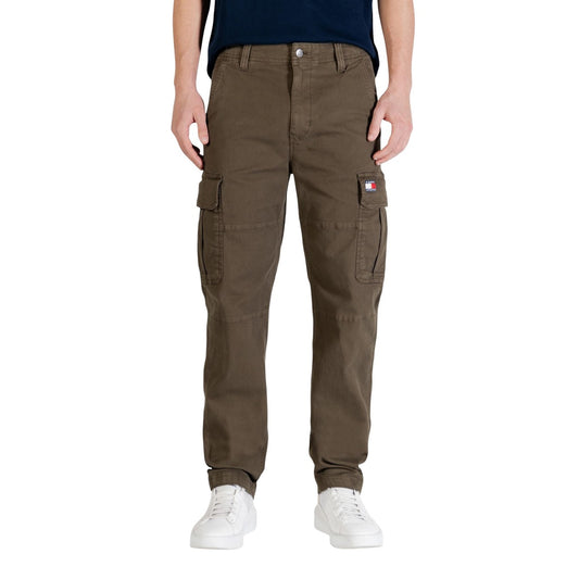 Pantaloni Cargo Tapered Tommy Hilfiger; Verde. Cotone rigenerato, vestibilità comoda affusolata, tasche laterali con patta. Stile utility iconico e sostenibile, ideale per la stagione fredda. Frontale 