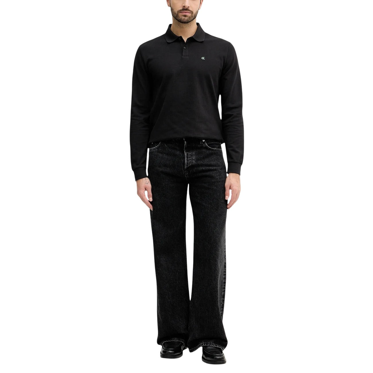 Polo Calvin Klein Jeans uomo nera con zip maniche lunghe - vista frontale figura intera indossata da modello
