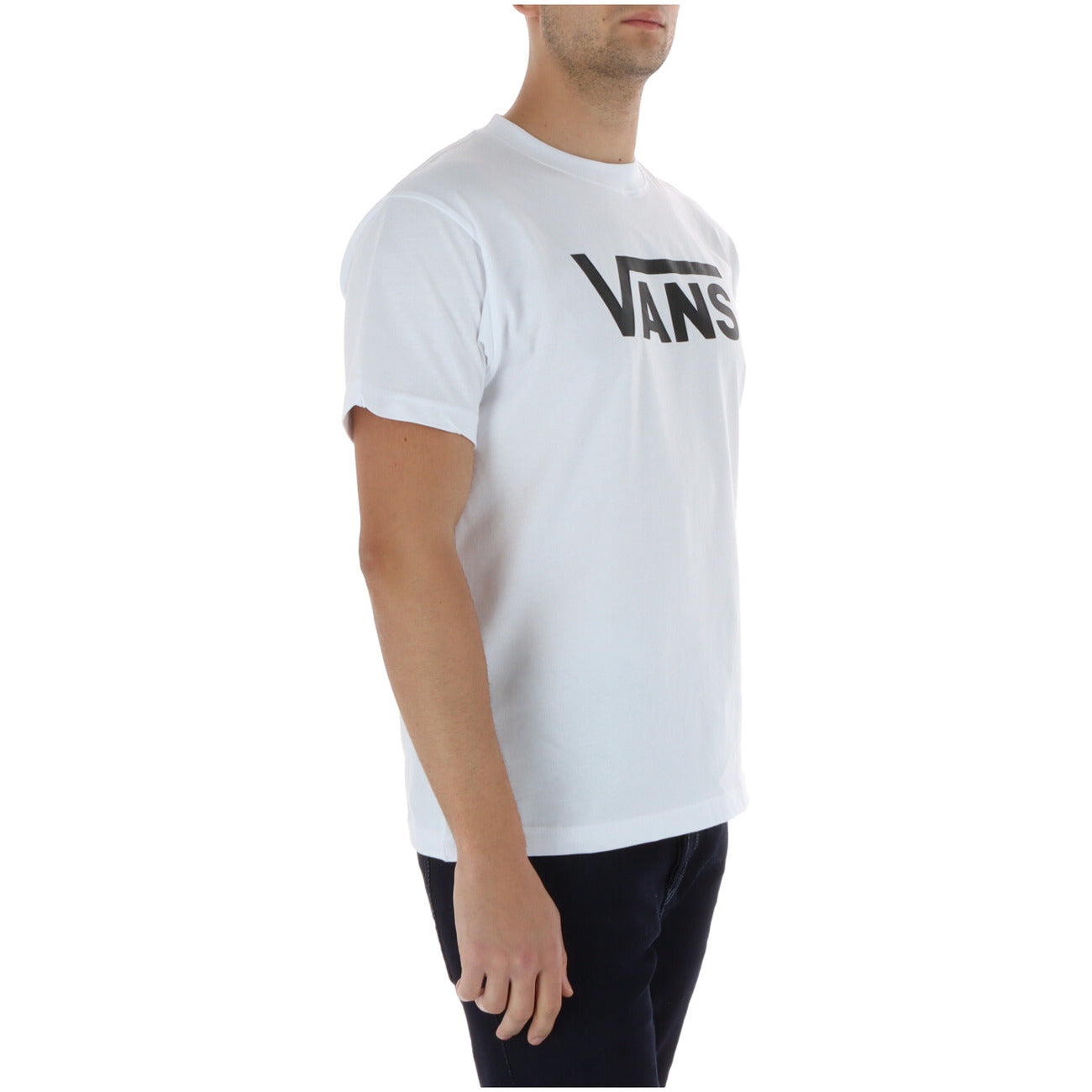 Vans Classic Logo Tee; Bianca con stampa nero, 100% cotone, lavaggio 30°C. La t-shirt simbolo dello streetwear mondiale. Vista frontale 