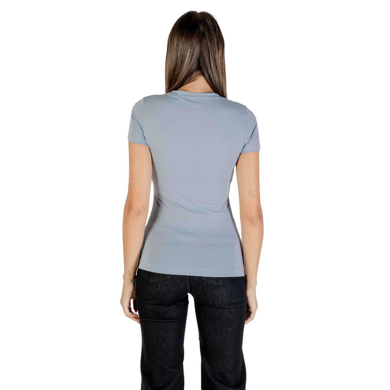 T-shirt Guess FLORALES LOGO donna azzurra con stampa maniche corte scollo tondo 95% cotone 5% elastan - vista posteriore retro indossata da modello
