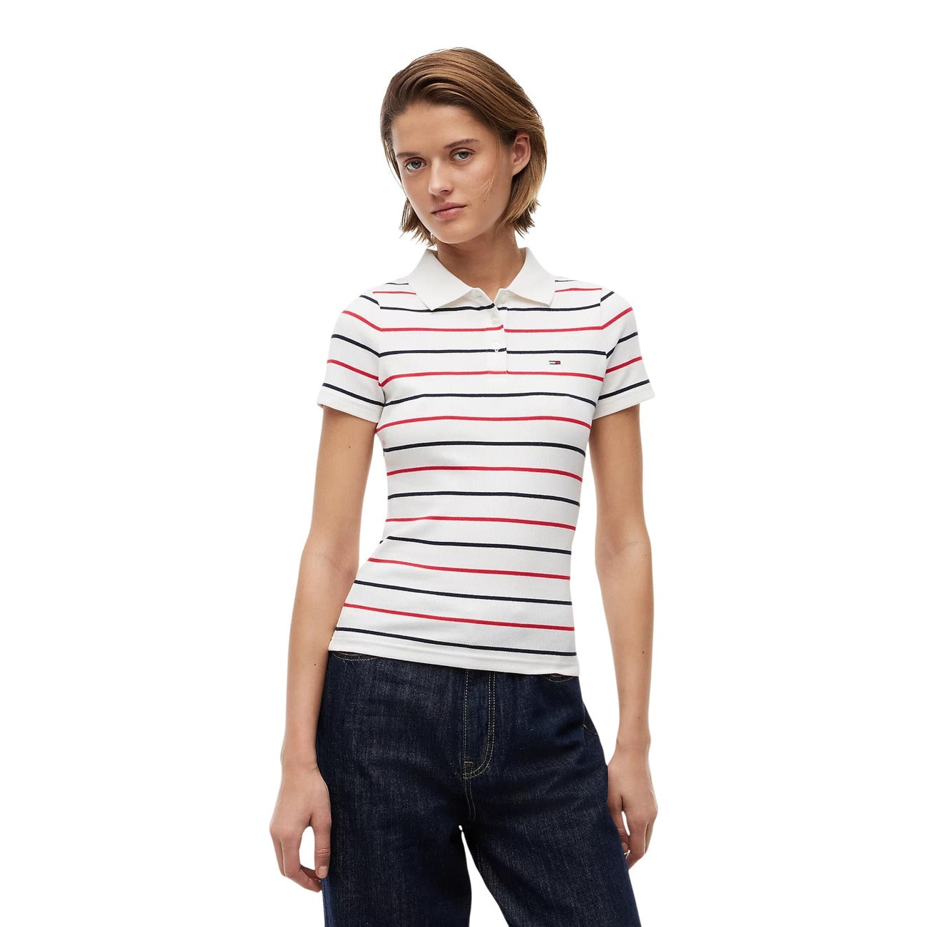 Polo Donna Bianca a Righe Tommy Hilfiger Jeans DW0DW22327; Polo slim fit a coste in cotone organico stretch con chiusura a 3 bottoni e micro logo ricamato sulla manica. Vista frontale 