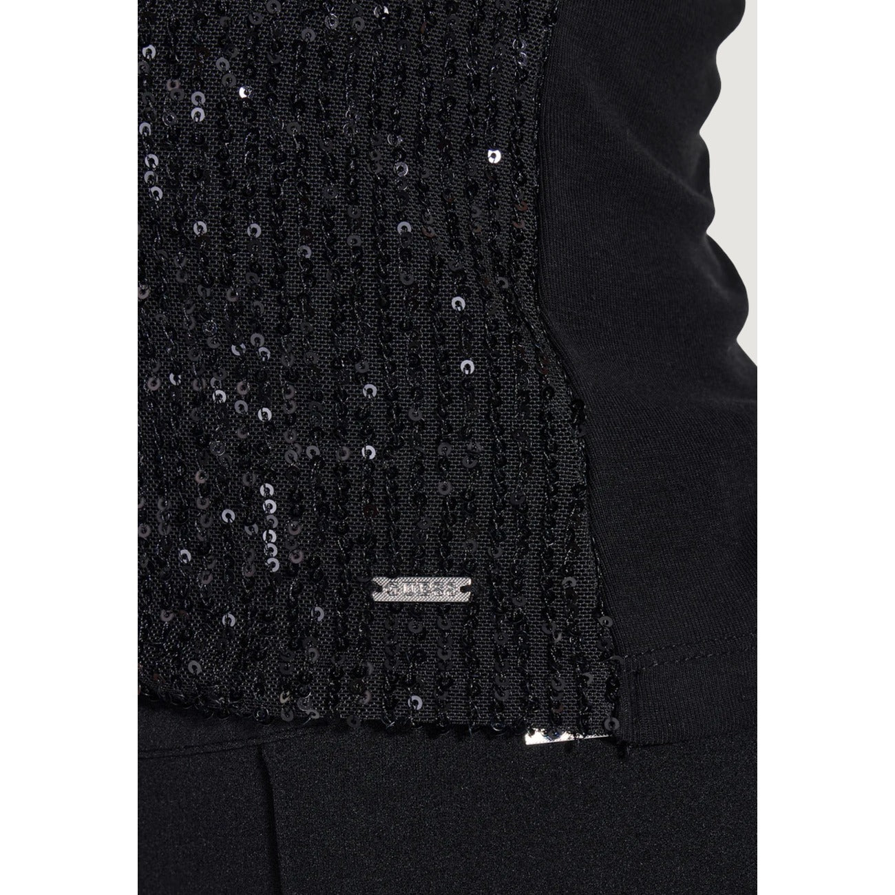 Canotta Guess con Paillettes; Nero. 100% Cotone, design senza maniche, stile da cerimonia contemporaneo. Luminosa, traspirante e versatile per tutte le stagioni. Dettagli 