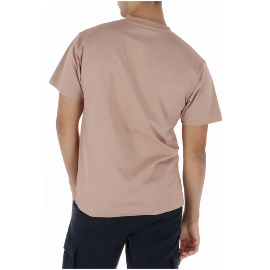 T-shirt Vans Classic Logo; 100% Cotone. Colore marrone, stampa nera, vestibilità comoda. Maglia uomo girocollo resistente e traspirante per la PE26. Vista posteriore 