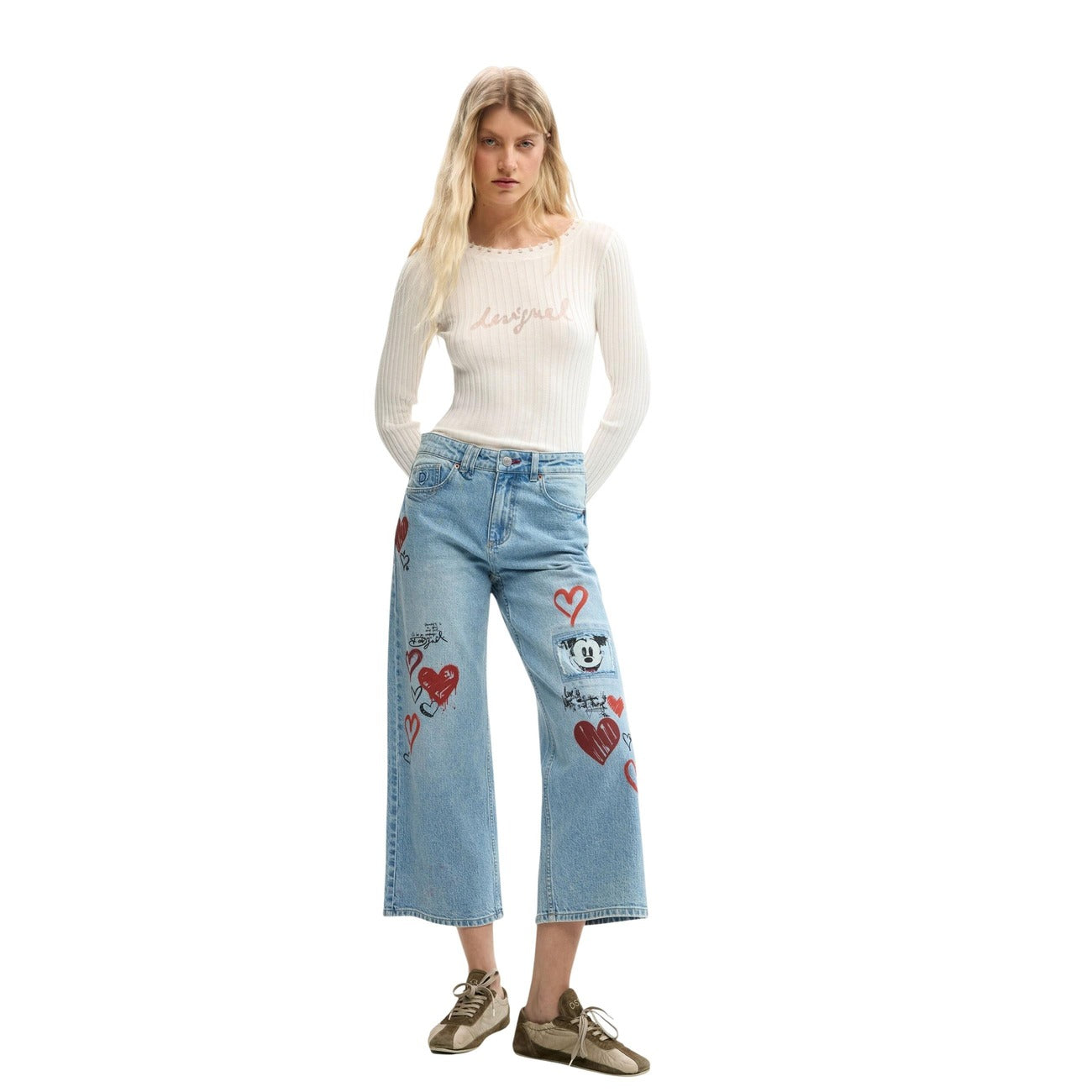 Jeans a gamba dritta con stampa di Mickey Mouse™ e dettagli in stile lettering. Vista frontale indossato da modella 