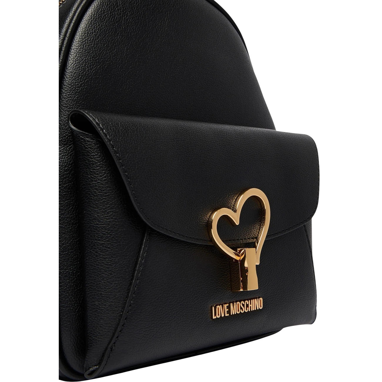Zainetto Love Moschino donna nero modello JC4137PP1. Zaino piccolo da città effetto pelle nera con tasca davanti a pattina, dettagli in metallo oro e iconico cuore dorato, stile glamour, elegante e casual chic.