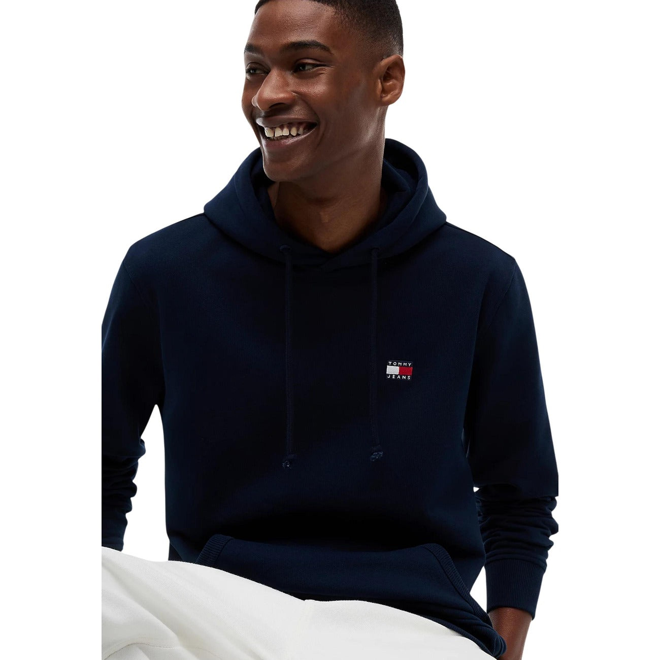Felpa Blu Tommy Jeans con Cappuccio; 100% Cotone Rigenerato. Tessuto pesante felpato, logo ricamato, vestibilità regular. Calda, sostenibile e ideale per il tempo libero. Dettagli