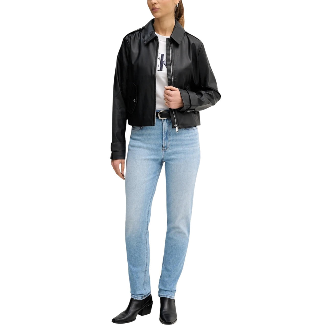 T-shirt Calvin Klein Jeans donna bianca con logo maniche corte - vista frontale figura intera indossata da modello
