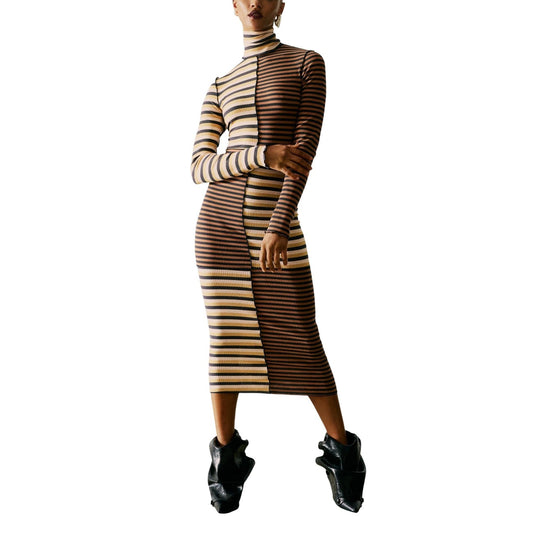 Abito lungo Desigual donna marrone a righe manica lunga scollo alto 94% cotone 6% viscosa - vista frontale indossato da modello
