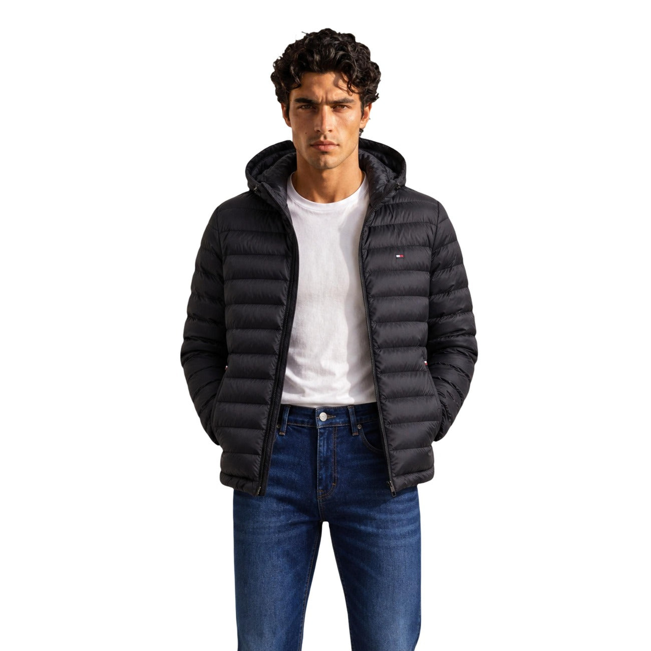 Piumino Tommy Hilfiger uomo nero MW0MW43464. Giacca imbottita trapuntata con cappuccio, 100% poliestere leggero e termico, vestibilità regolare, cerniera zip e tasche laterali con zip.