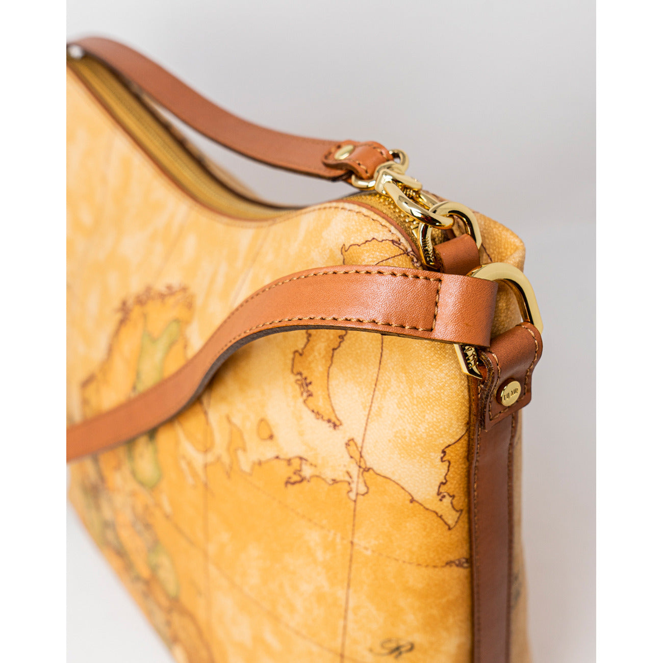 Borsa Hobo Grande Donna Alviero Martini Prima Classe; Beige Geo Classic. 100% Pregiata pelle stampata, chiusura con zip e tracolla regolabile in pelle. Struttura a sacca morbida e capiente (32,5x29,5 cm), stile Heritage.