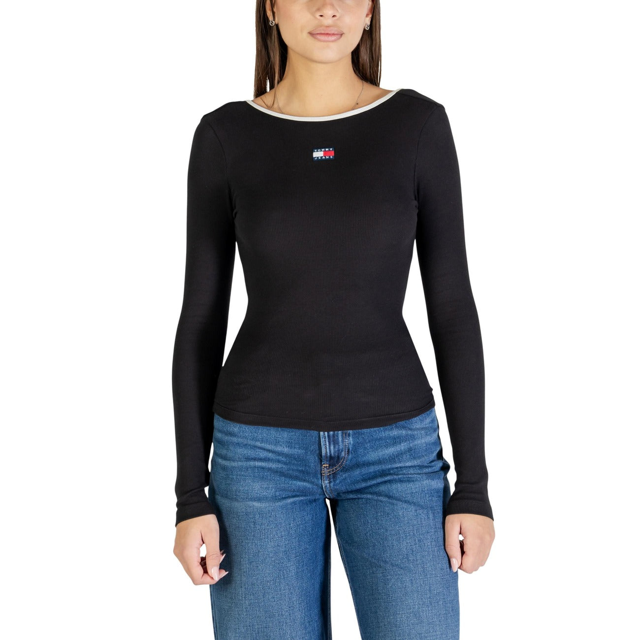 T-shirt manica lunga scollata sul retro Tommy Jeans; cotone stretch a coste, slim fit, distintivo logato. Finitura a contrasto, stile contemporaneo e femminile. Colore nero 