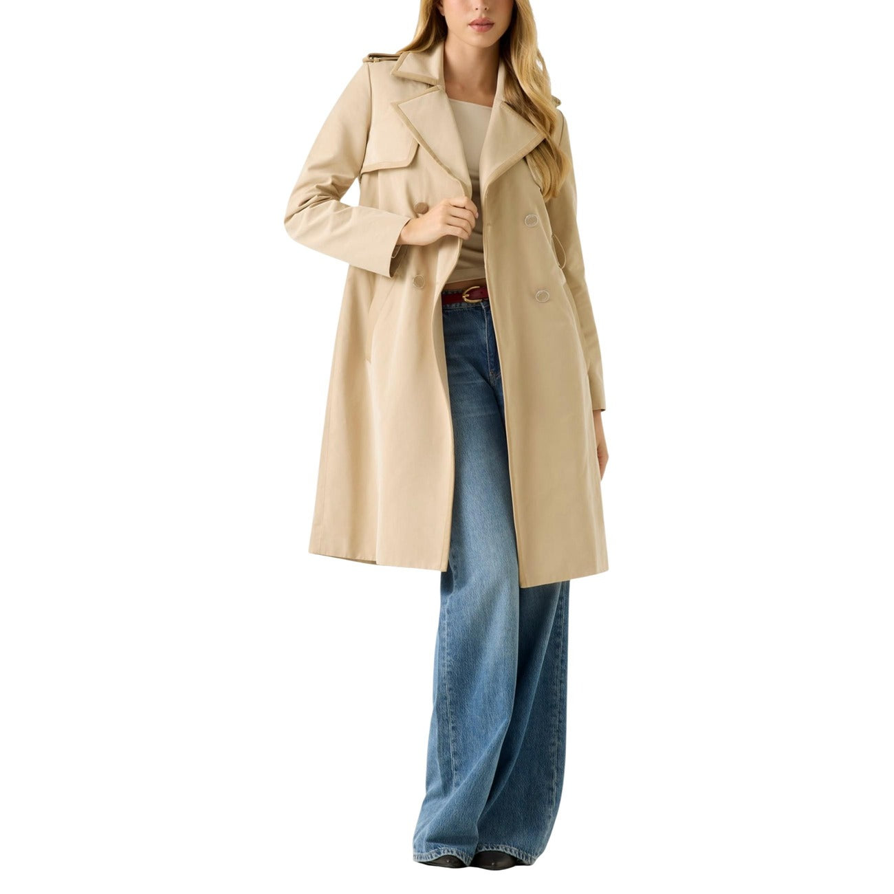 Giacca Guess donna beige trench con cintura bottoni tasche 100% poliestere - vista frontale indossata da modello figura intera
