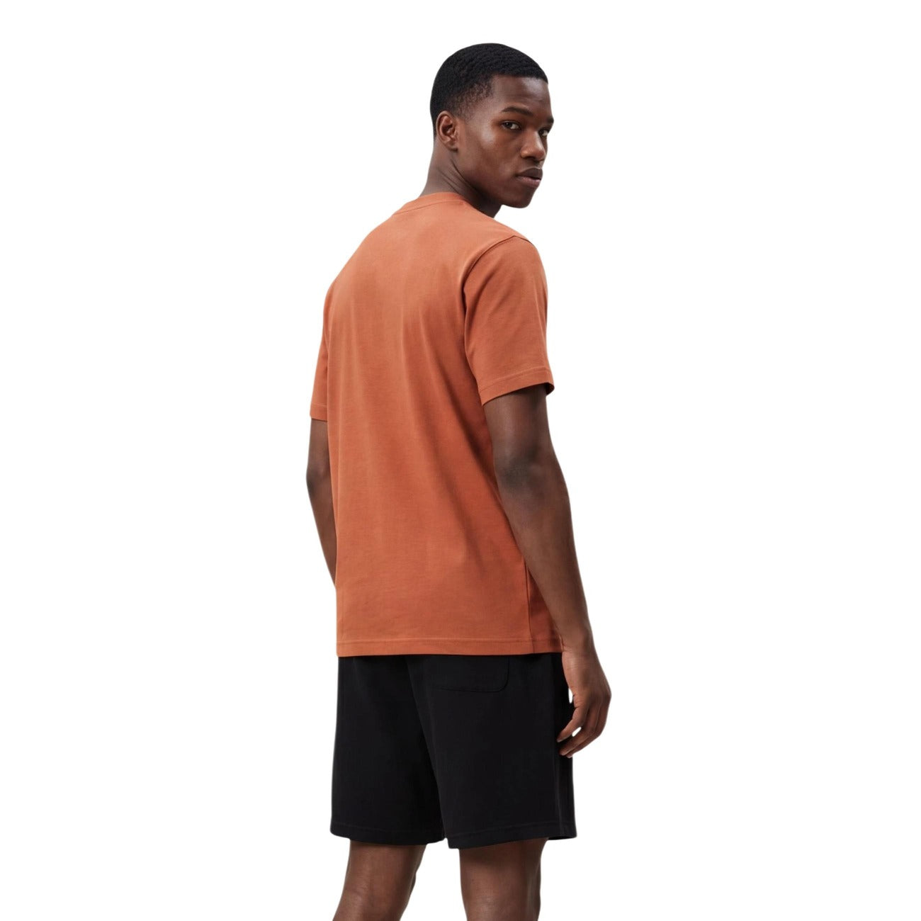 Dettaglio t-shirt New Balance ESSENTIALS uomo arancione con logo New Balance e scollo tondo
