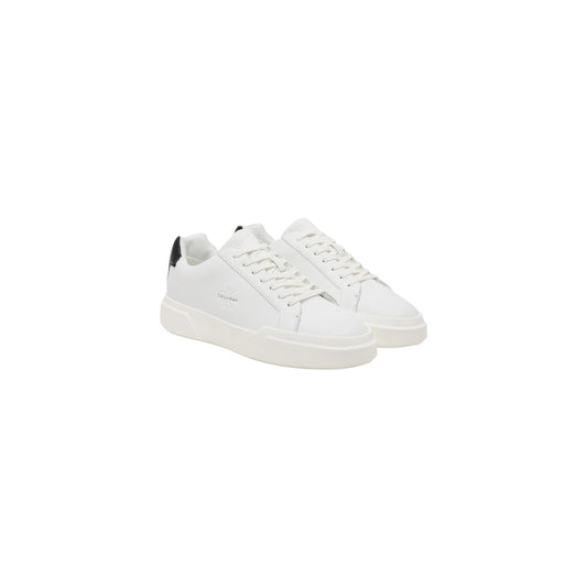 Sneakers Bianco Calvin Klein Jeans; 100% Pelle. Suola 4 cm, logo laterale, chiusura con lacci. Design minimalista, versatile e adatto a tutte le stagioni. Eleganza urbana senza tempo. Vista Frontale 