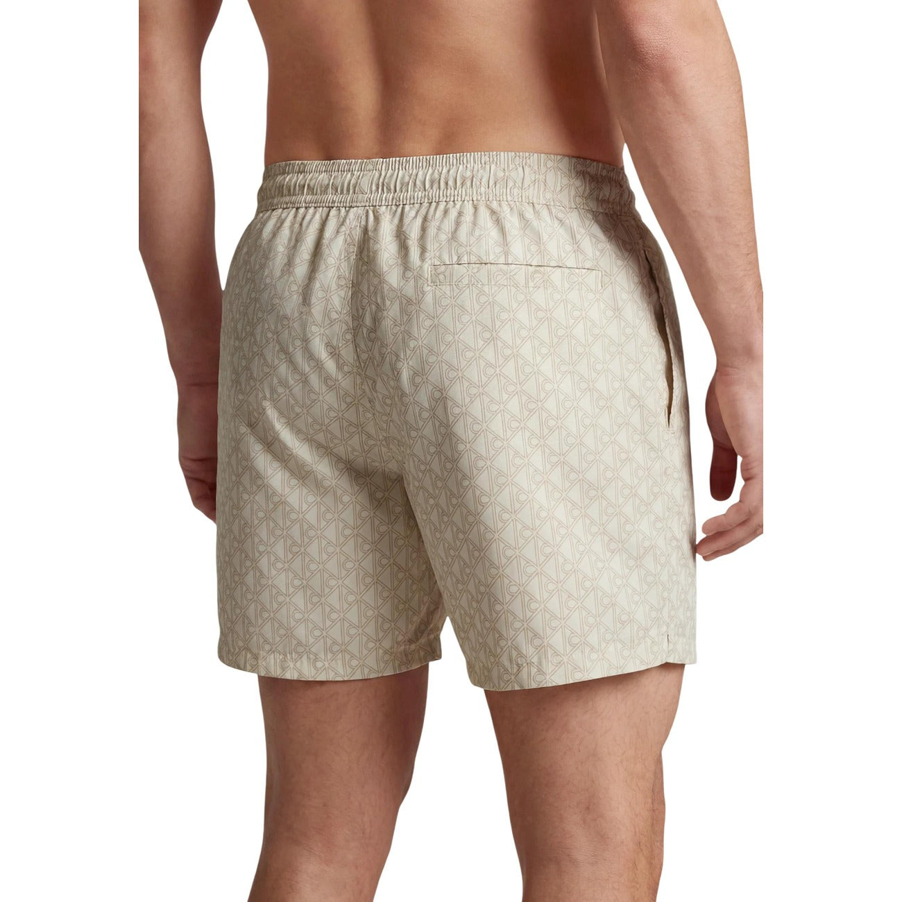 Boxer Mare Calvin Klein; Beige. 100% Poliestere Riciclato. Vita regular con coulisse, lunghezza media, asciugatura rapida. Logo minimal, stile casual e sostenibile. Vista posteriore 