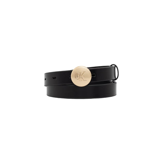 Cintura Sottile Donna Calvin Klein; Nero. 100% Pregiata pelle liscia, larghezza 2 cm, fibbia rotonda in metallo dorato con logo inciso. Accessorio elegante 4 stagioni. Vista frontale 
