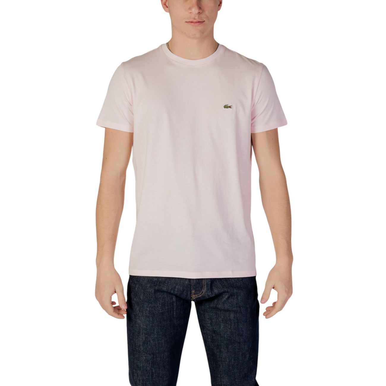 T-shirt Lacoste Basic Logo uomo rosa con logo maniche corte scollo tondo - vista frontale indossata da modello
