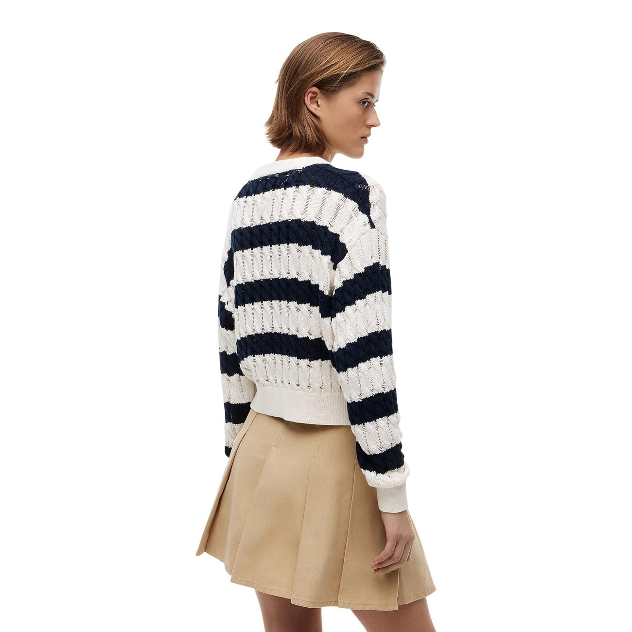 Maglione Tommy Jeans donna blu scuro DW0DW22926. Pullover in maglia intrecciata a trecce in cotone biologico, vestibilità ampia con girocollo e logo bandiera sulla manica, abbigliamento donna autunno inverno.