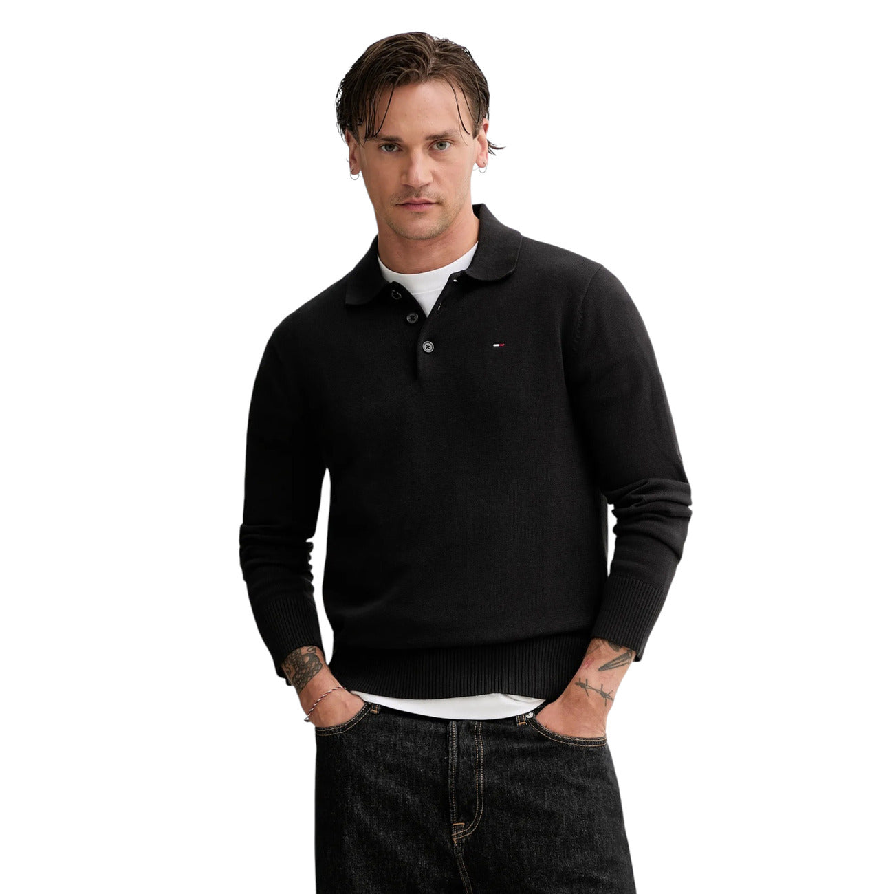 Polo Maniche Lunghe Nera Uomo Tommy Hilfiger Jeans; 100% cotone rigenerato ecosostenibile. Taglio aderente slim fit, colletto a tre bottoni e polsini a costine. Piccolo logo iconico sul petto, stile casual mezza stagione. Vista frontale 