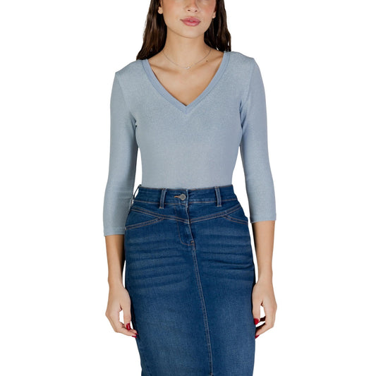 T-shirt Morgan De Toi donna azzurra manica lunga scollo a V profondo 86% poliammide 11% sintetico 3% elastan - vista frontale indossata da modello figura intera

