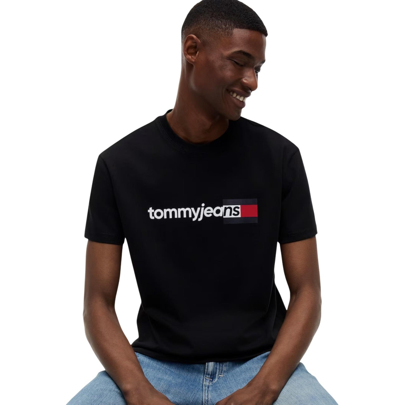 T-shirt Nero Tommy Jeans; Logo Print. 100% Cotone Rigenerato. Regular fit, girocollo, stile casual sostenibile. Leggera, traspirante e iconica.