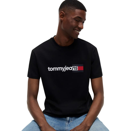 T-shirt Nero Tommy Jeans; Logo Print. 100% Cotone Rigenerato. Regular fit, girocollo, stile casual sostenibile. Leggera, traspirante e iconica.