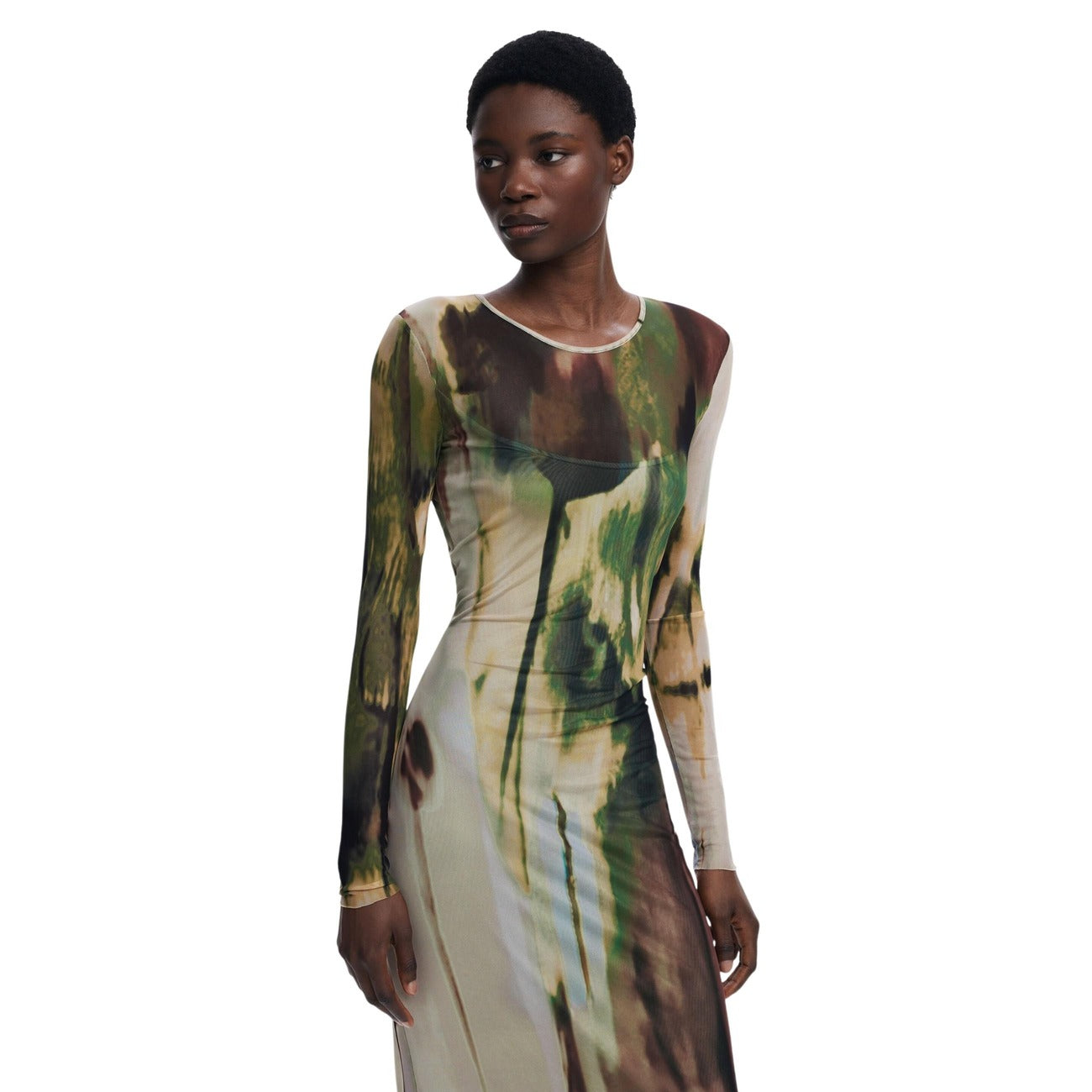 Abito lungo Desigual Arty; tulle con stampa verde, fodera bandeau, maniche lunghe, fit slim. Eleganza sostenibile Made in Barcelona. Dettaglio stampa 