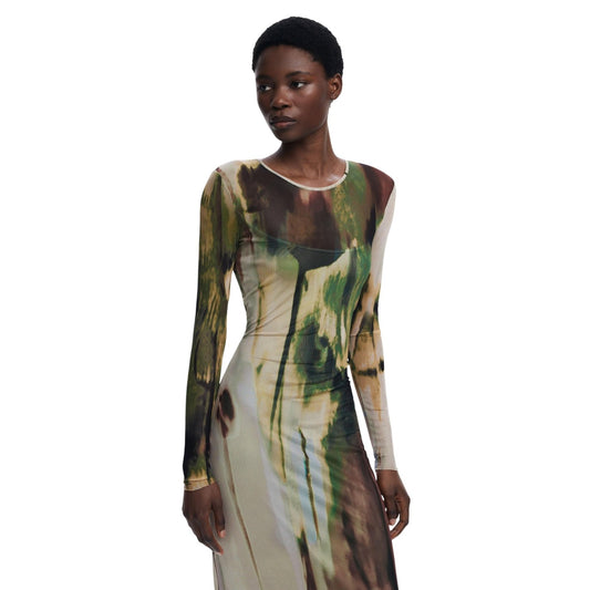 Abito lungo Desigual Arty; tulle con stampa verde, fodera bandeau, maniche lunghe, fit slim. Eleganza sostenibile Made in Barcelona. Dettaglio stampa 