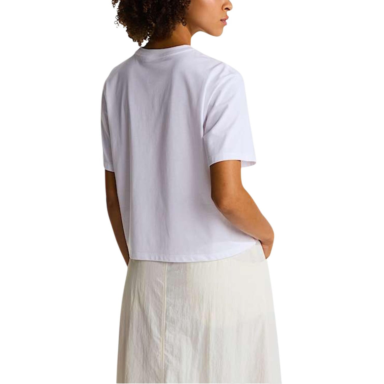 T-shirt The North Face donna bianca con logo scollo tondo - vista posteriore retro indossata da modello
