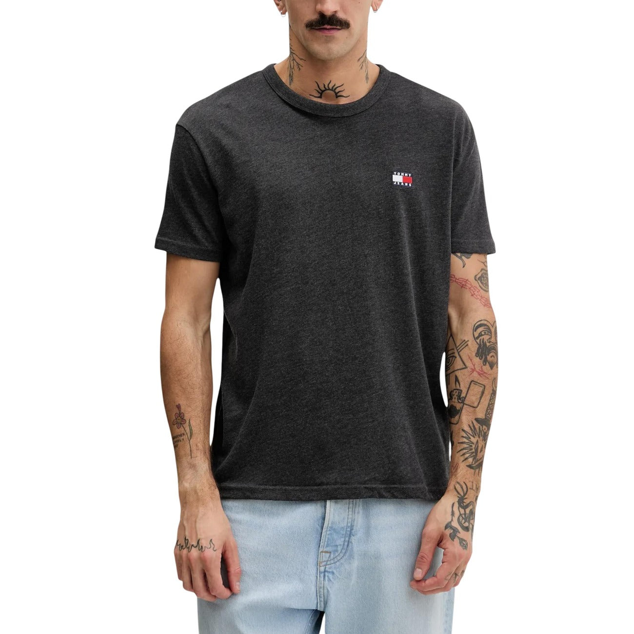 T-shirt Tommy Jeans Tonal; Misto Cotone. Logo distintivo sul petto in tinta, vestibilità regular, tessuto antipiega. T-shirt uomo versatile e resistente per un look urban minimale. Colore grigio scuro vista frontale 