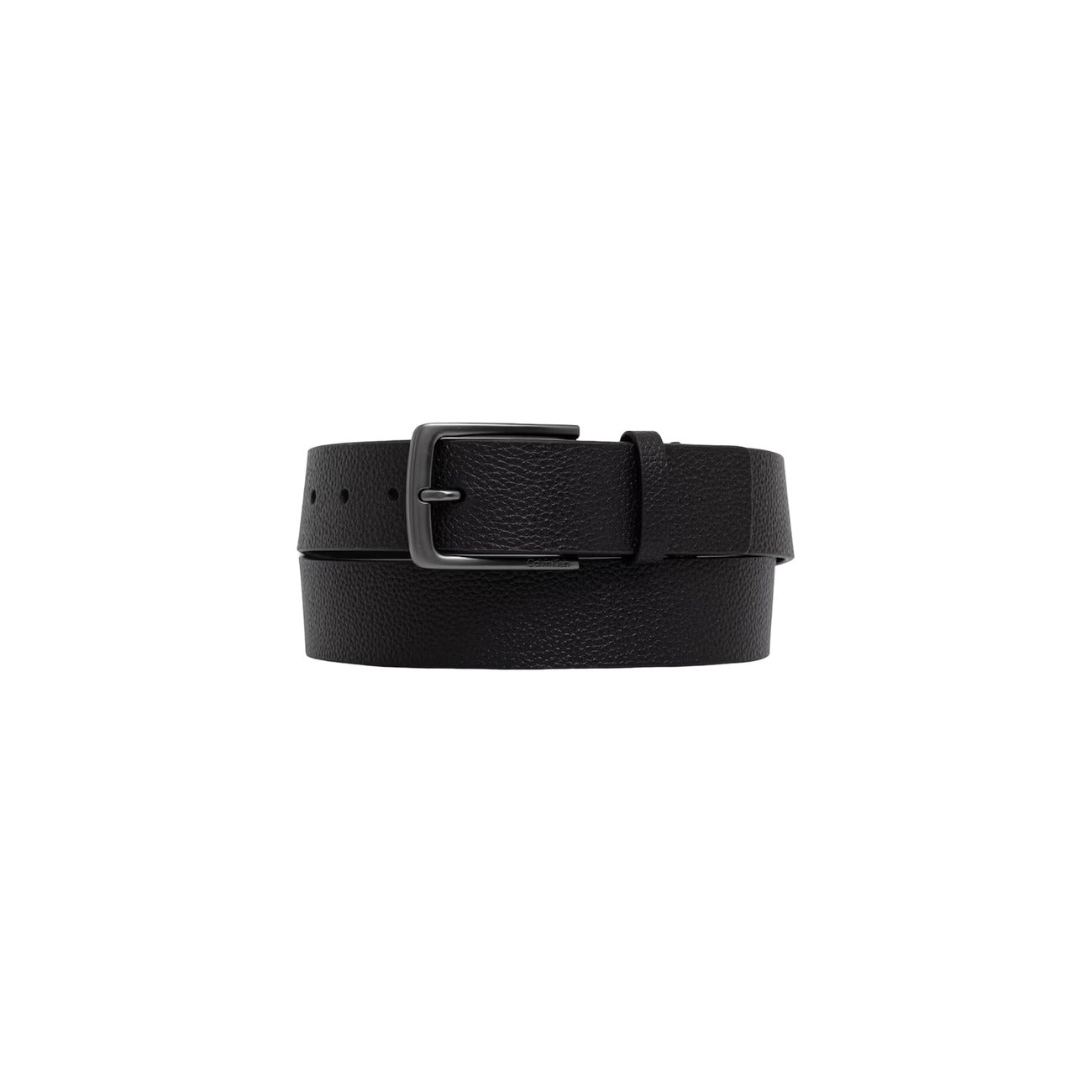 Cintura Uomo Calvin Klein 35mm; Nero. 100% Vera pelle effetto grana martellata, fibbia ad ardiglione quadrata in metallo satinato con logo inciso. Stile casual-chic 4 stagioni. Vista frontale 