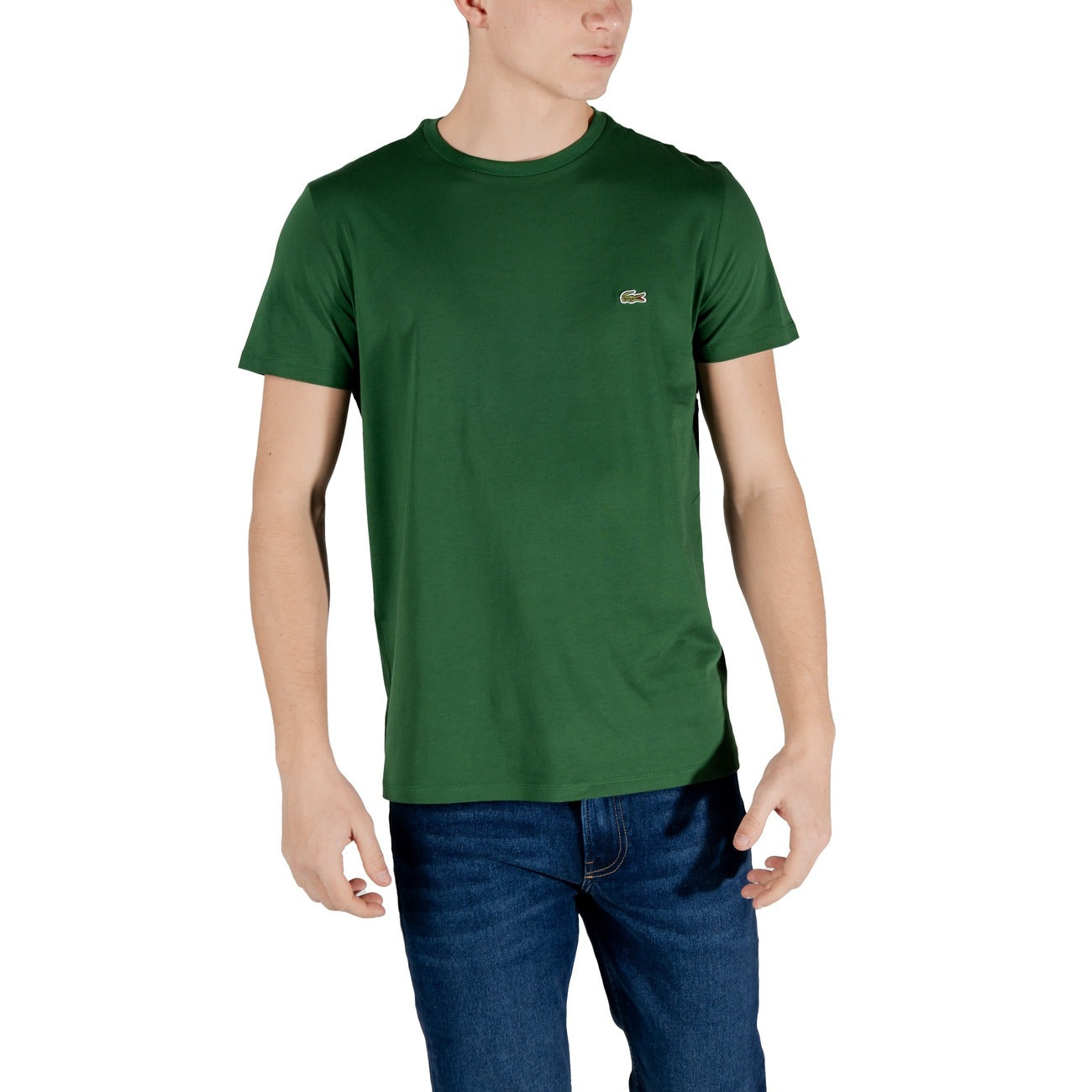 T-shirt Lacoste Basic Logo uomo verde con logo maniche corte scollo tondo - vista frontale indossata da modello
