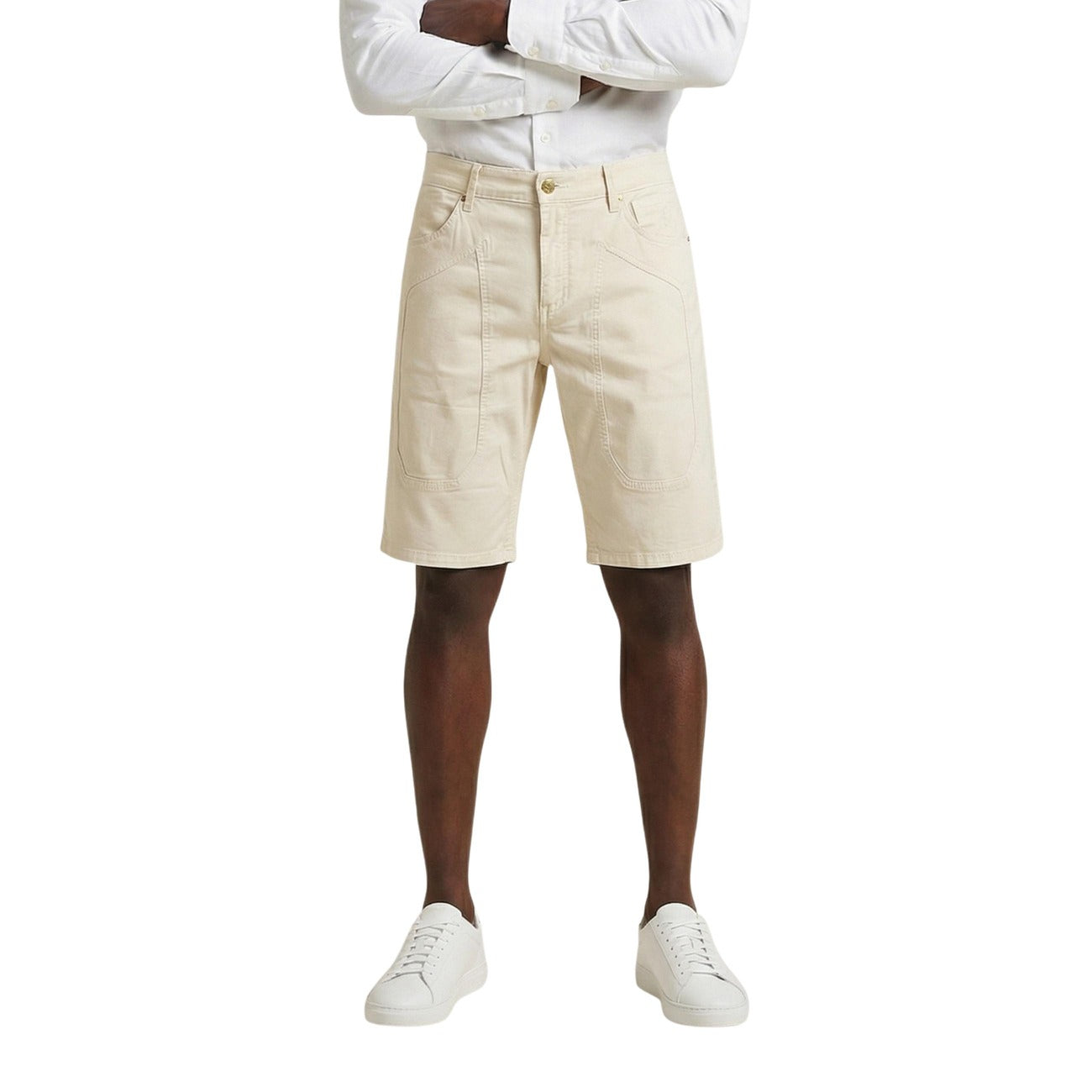 Bermuda Jeckerson Jayden Slim; 98% Cotone, 2% Elastam. Modello 5 tasche con toppe iconiche, tessuto stretch leggero. Short uomo raffinati e confortevoli, Made in Italy. Colore beige panna. Vista frontale 