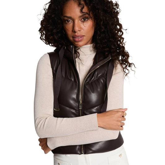Gilet similpelle Morgan De Toi donna marrone scuro 232-GSOLO. Smancato imbottito corto con cappuccio e collo alto, giacca smanicata in finta pelle con tasche e zip, collezione autunno inverno.