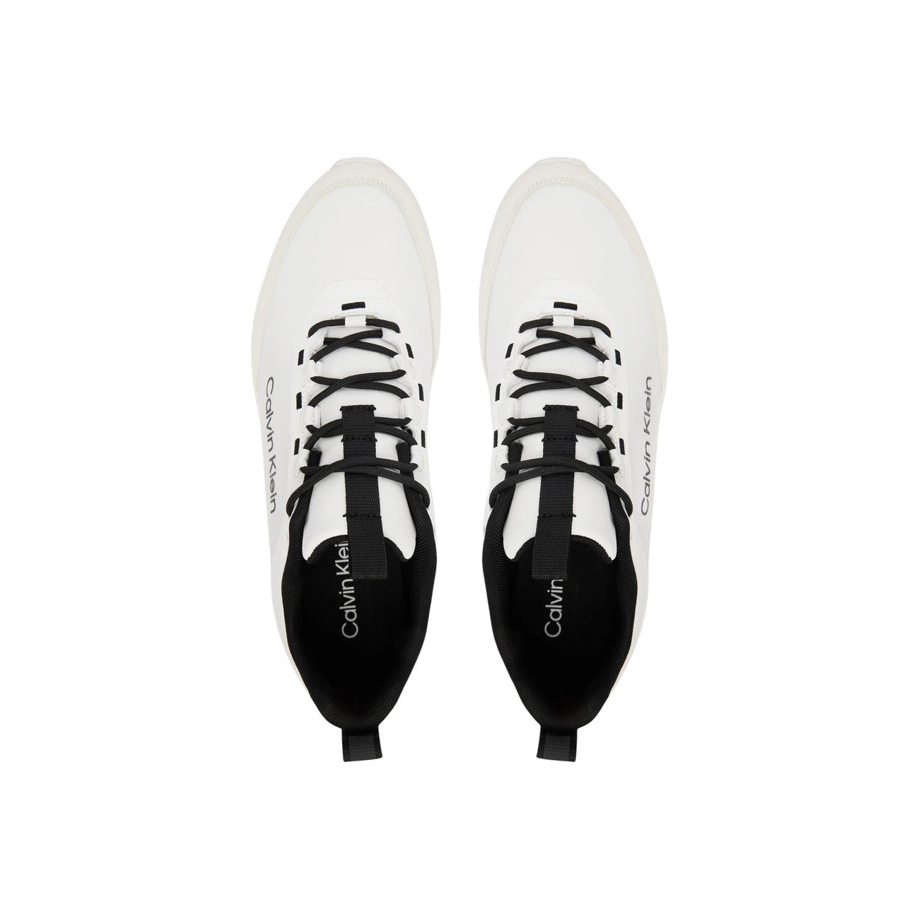 Sneakers Bianche e Nere Calvin Klein; 100% Poliestere Riciclato. Maxi logo laterale, suola 3 cm, dettagli a contrasto. Leggere, traspiranti e sostenibili. Il tocco iconico per il tuo stile quotidiano. Vista dall’alto 