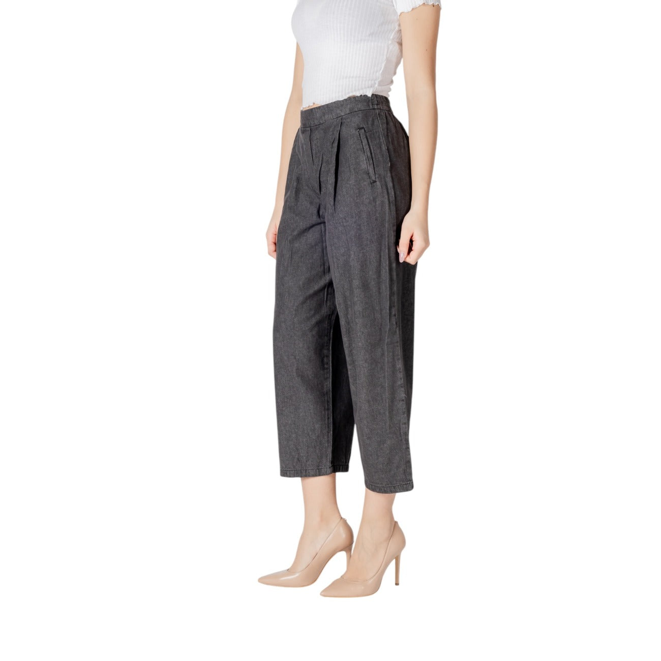 Pantaloni Ichi ARCHER donna neri con tasche anteriori posteriori 100% cotone - vista laterale indossati da modello
