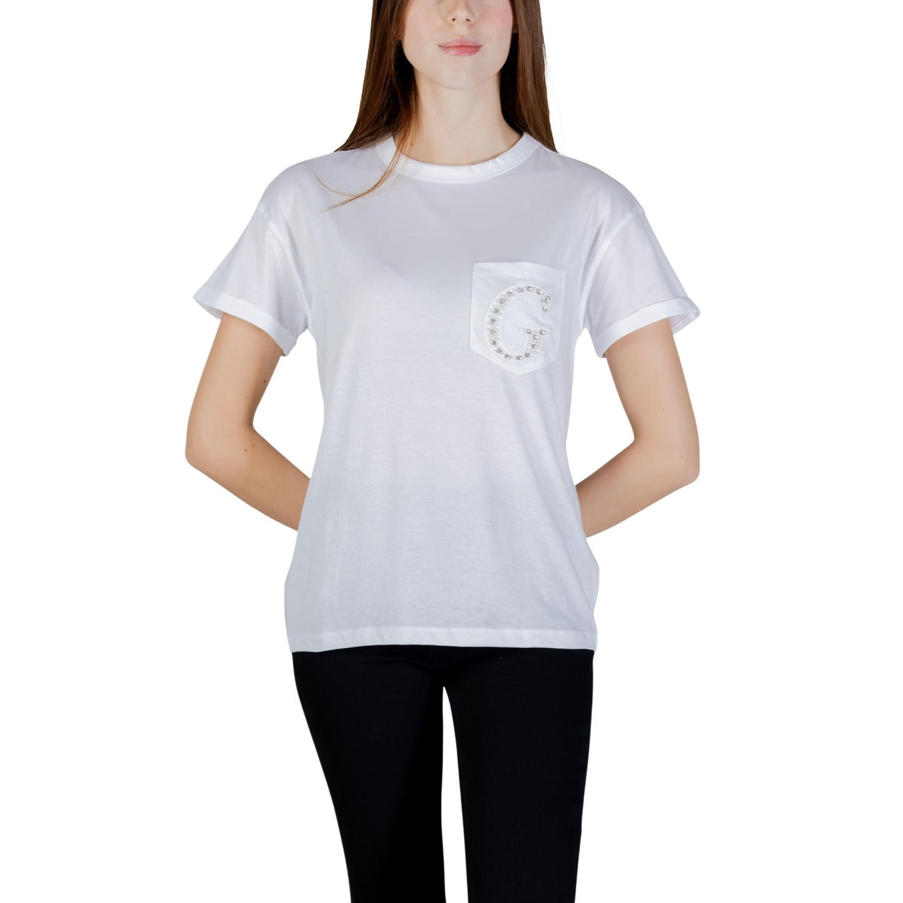 Dettaglio tasca t-shirt Guess SS CN TEE donna bianco in cotone con logo applicato